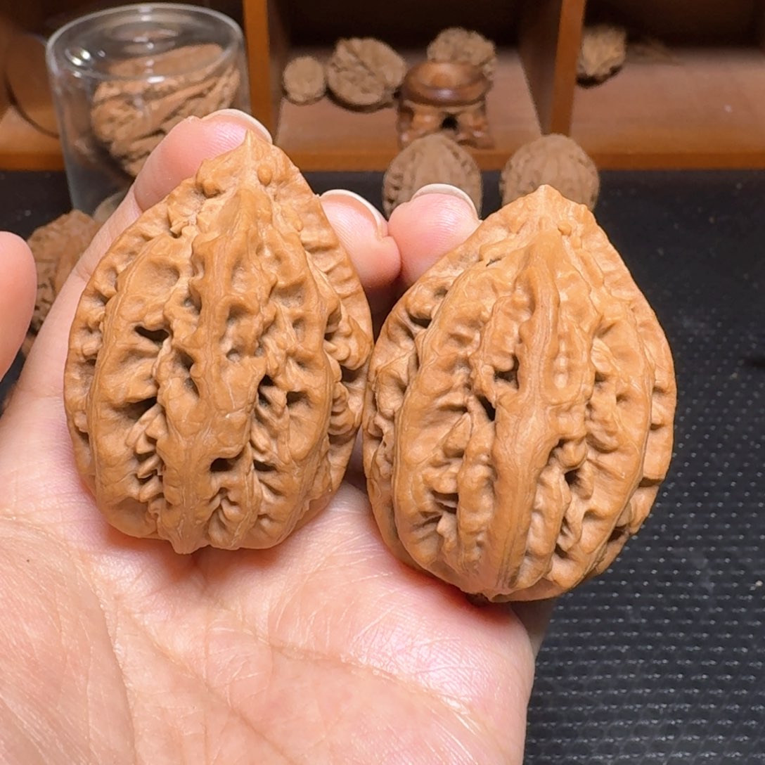 文玩核桃把件红珊瑚