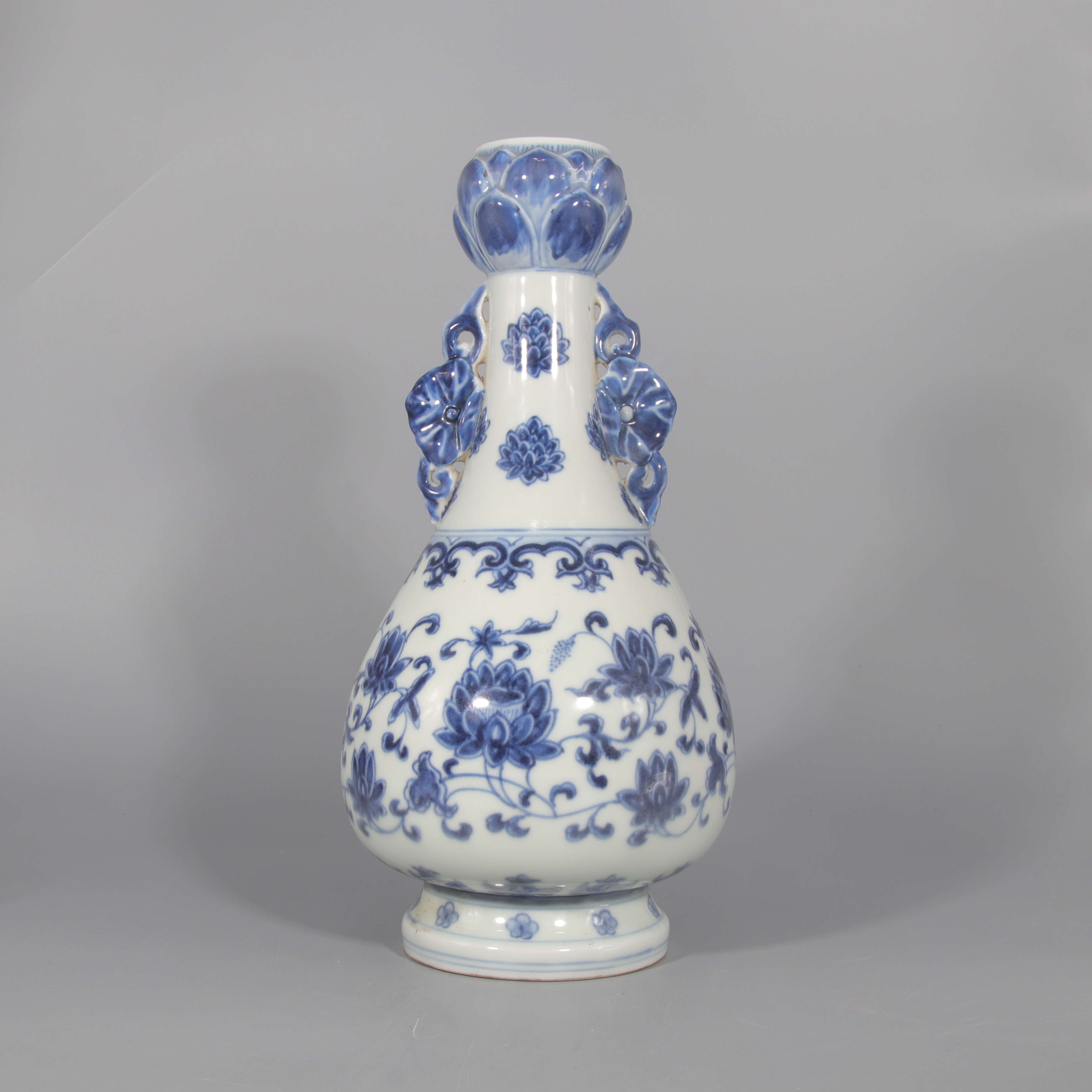 青花缠枝莲纹双耳瓶   H501-055