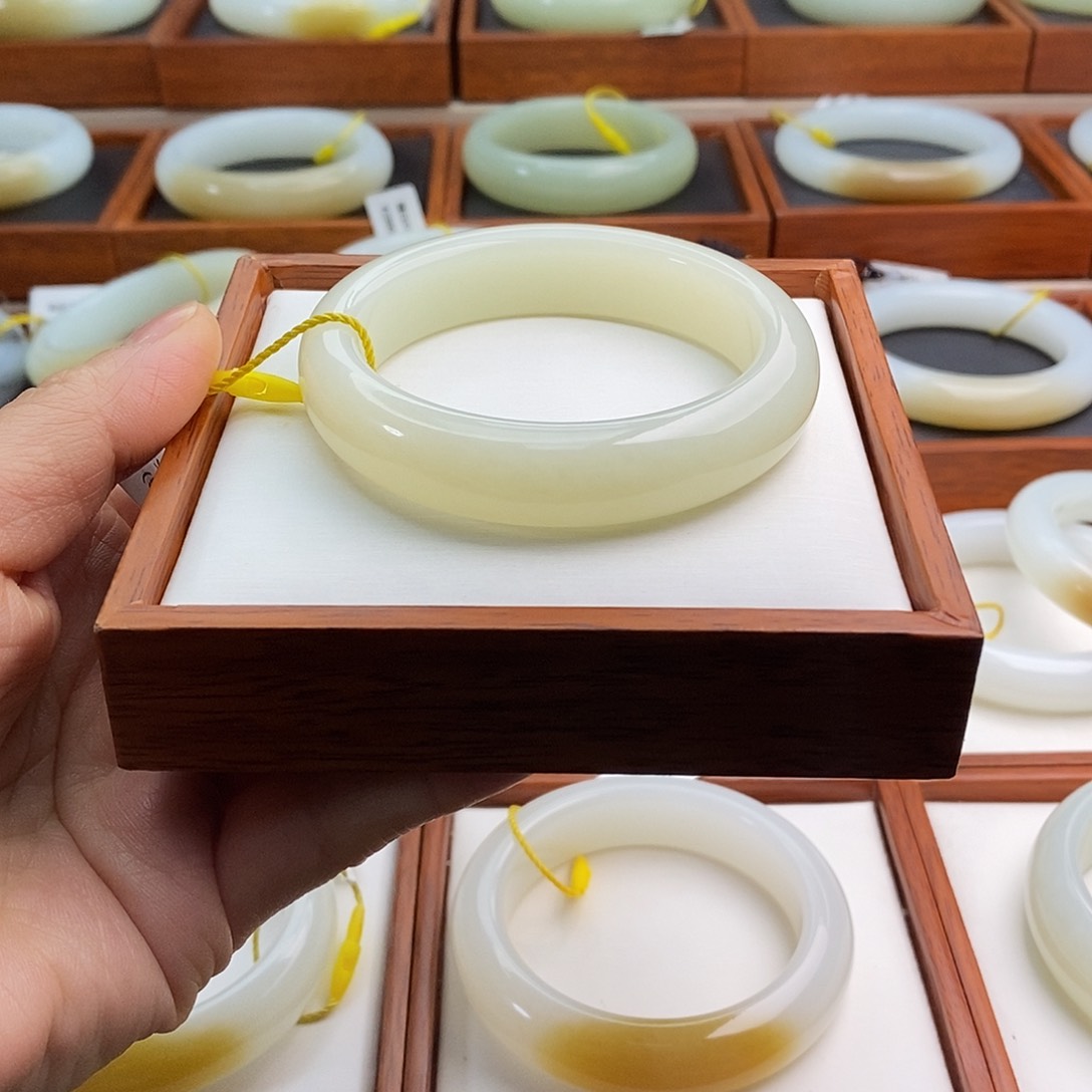 和田玉精品女士手镯未镶嵌