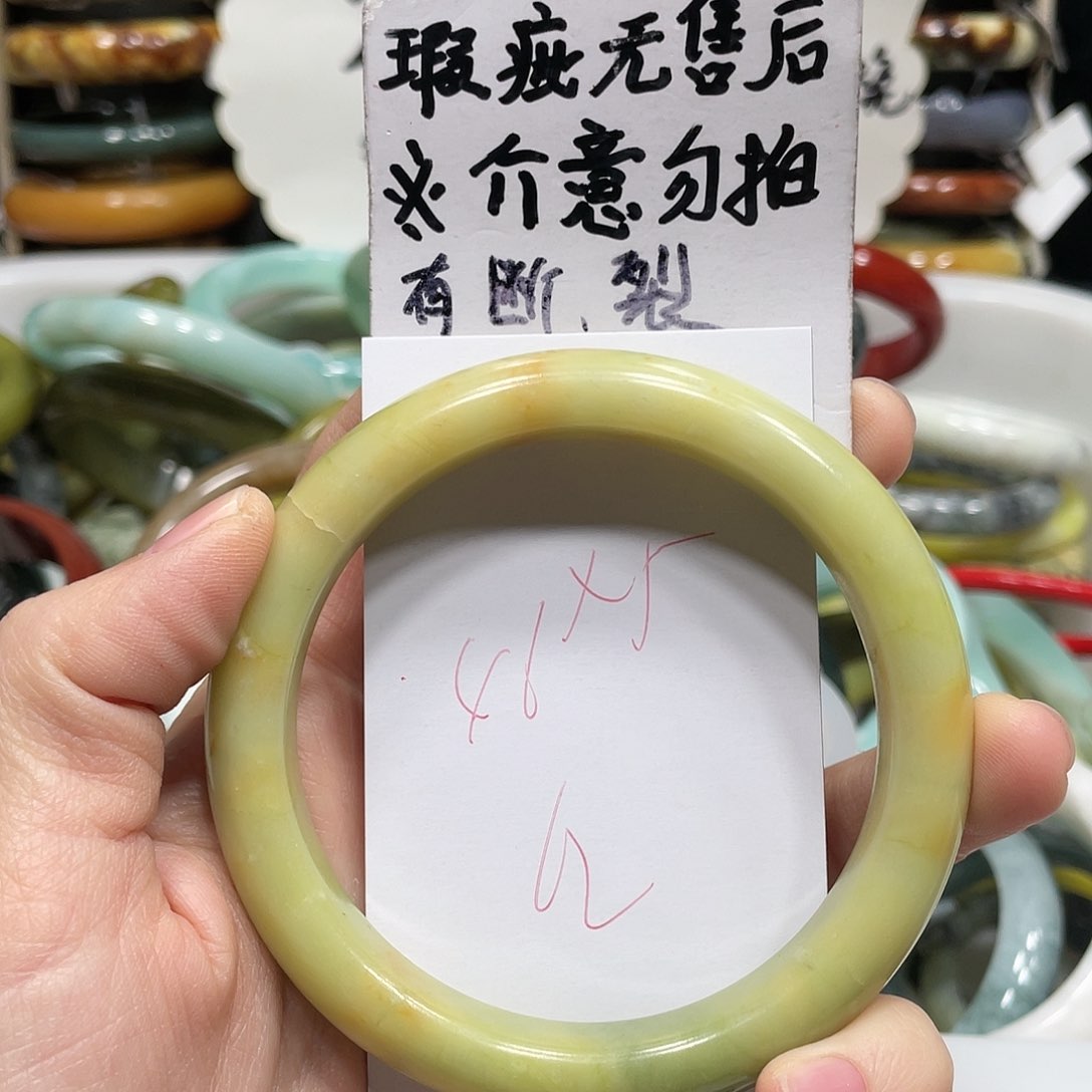 蛇纹石玉手镯未镶嵌