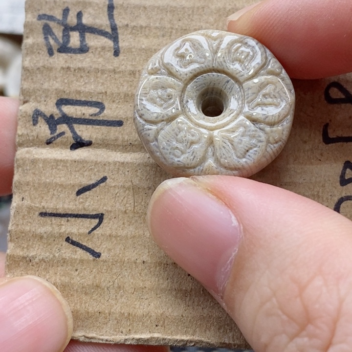 硅化珊瑚（珊瑚玉）颈饰未镶嵌