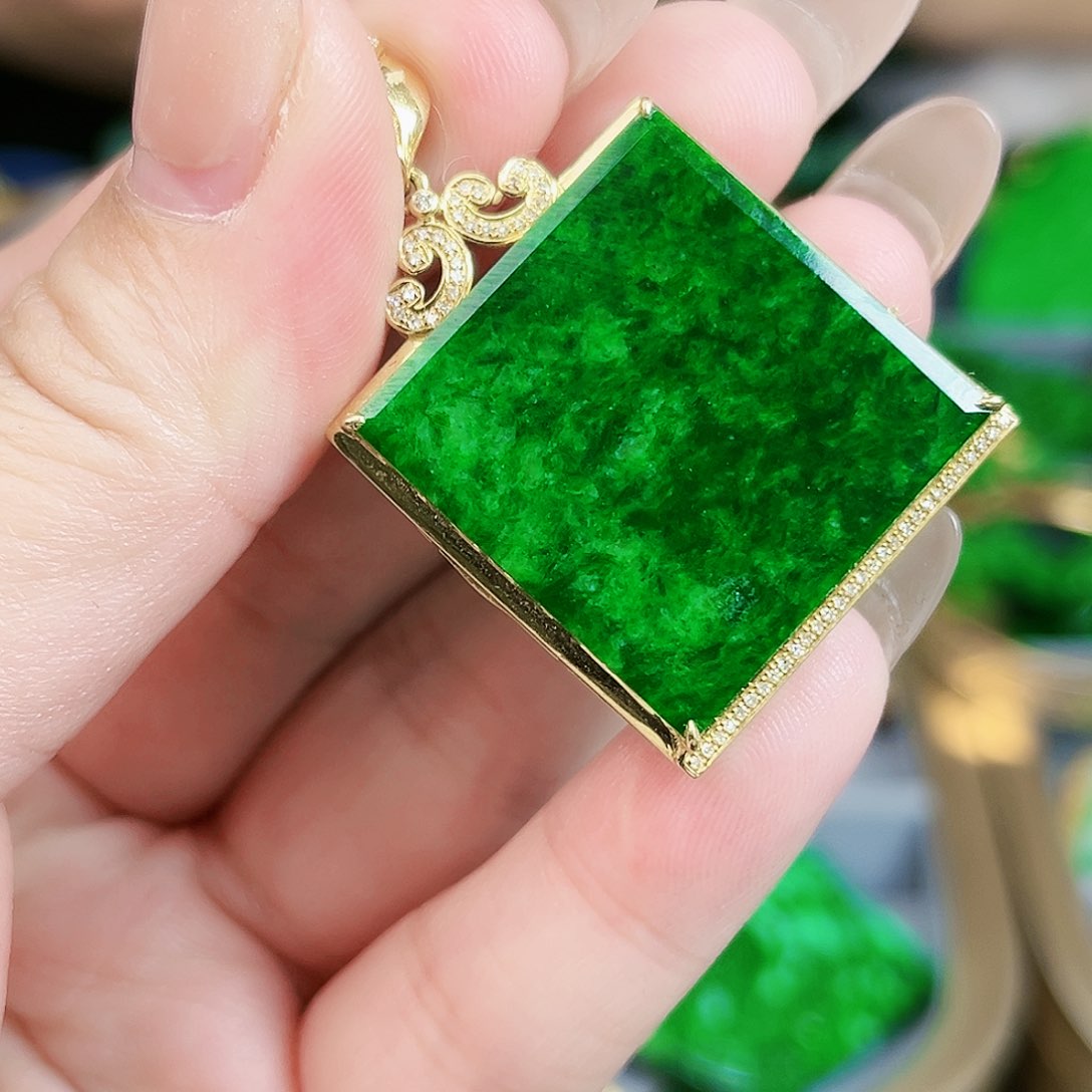 翡翠颈饰18K金镶嵌吊坠