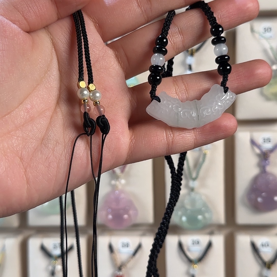 ○***椰石英质玉（天山翠）未镶嵌颈饰