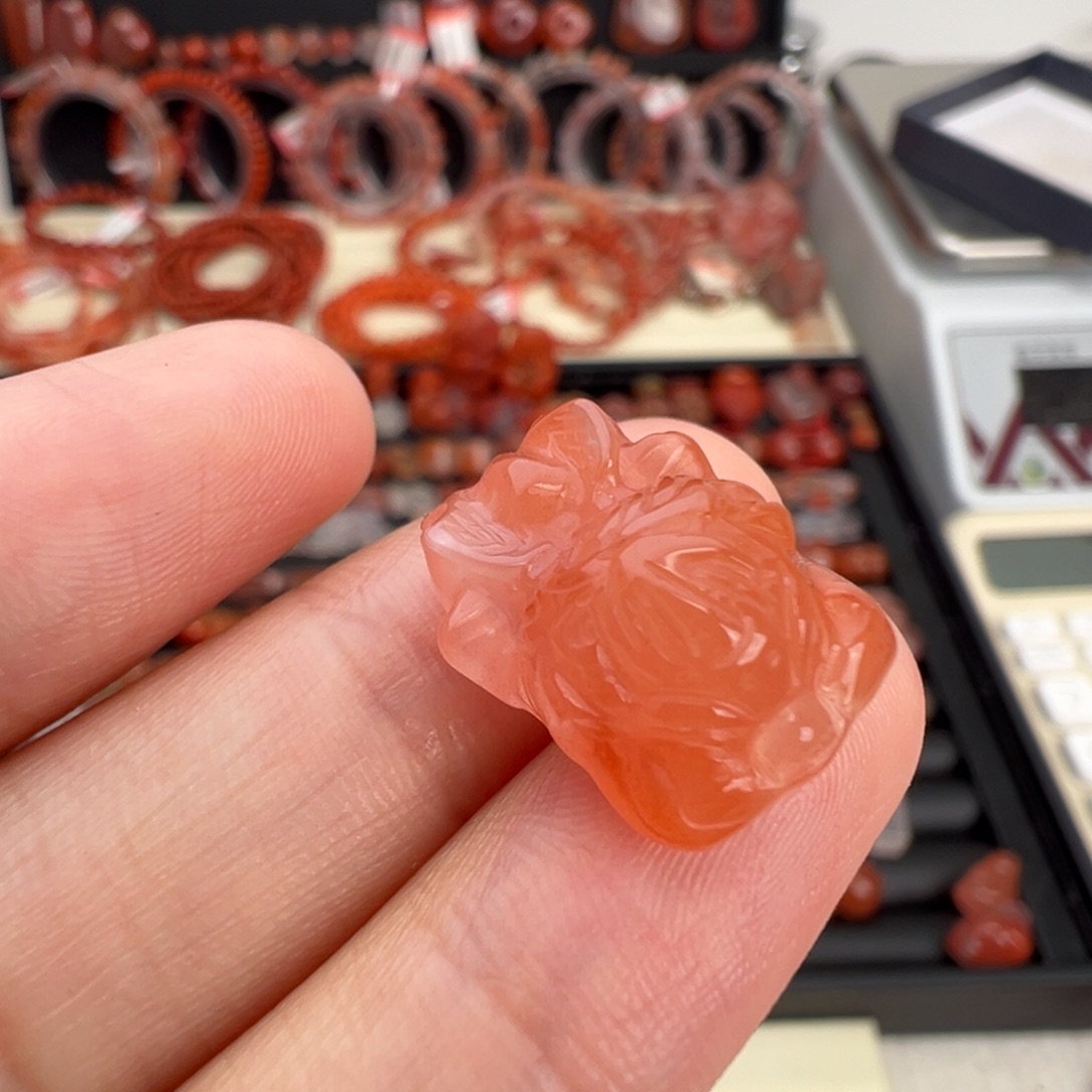 南红玛瑙未镶嵌颈饰飞天貔貅