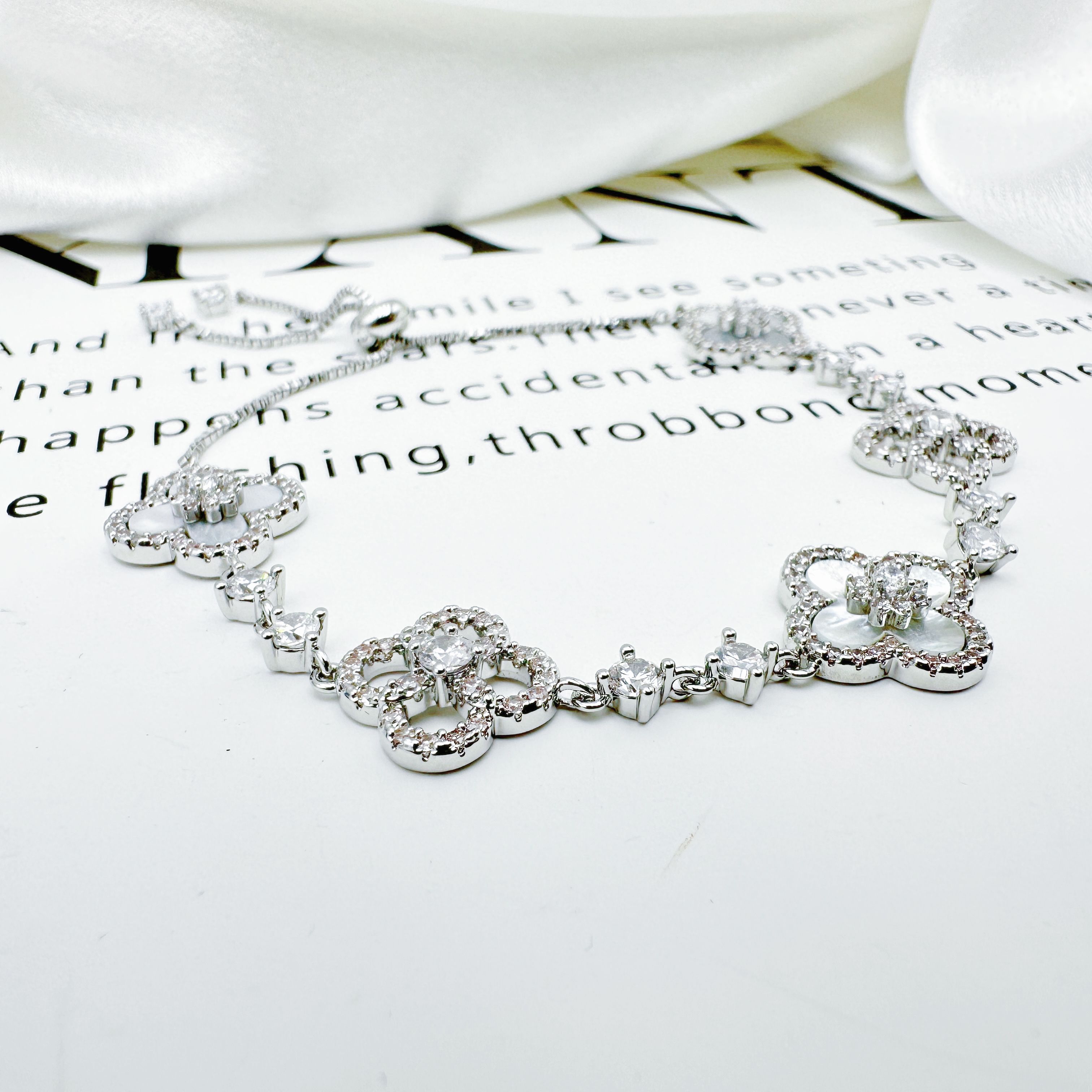 铜合金合成锆石手链 E9-0532 时尚简约百搭白色贝贝四叶花手链