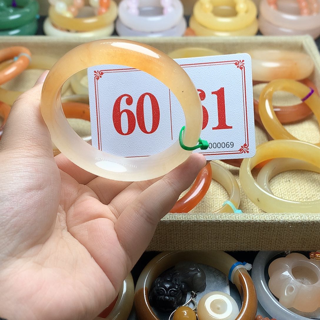 未镶嵌石英质玉（黄龙玉）手镯