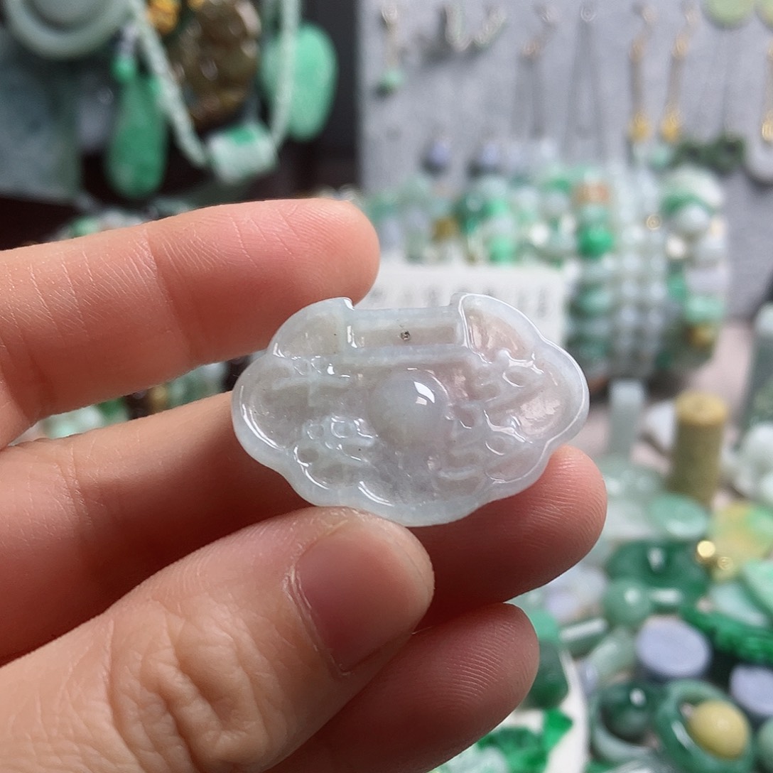 翡翠颈饰未镶嵌如意锁