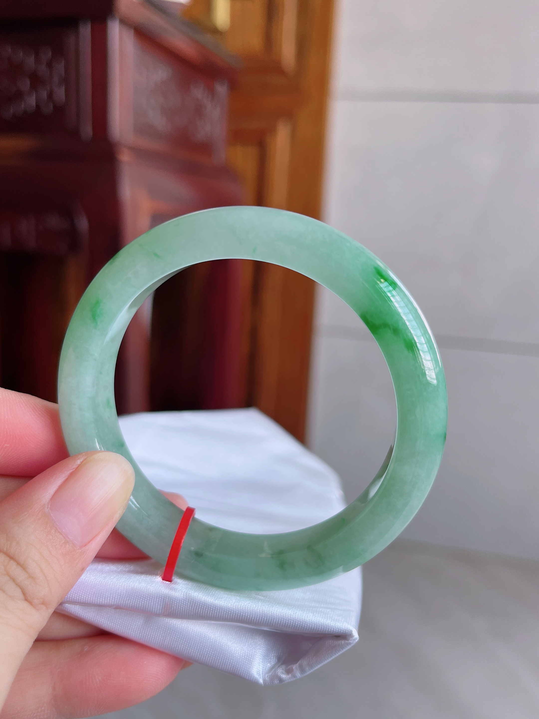 57-58圈冰润飘阳绿翡翠手镯冰透绿色飘绿平安镯