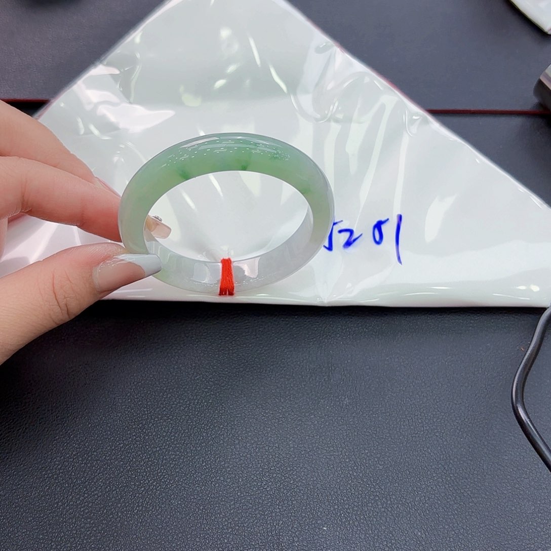 翡翠手镯未镶嵌手镯