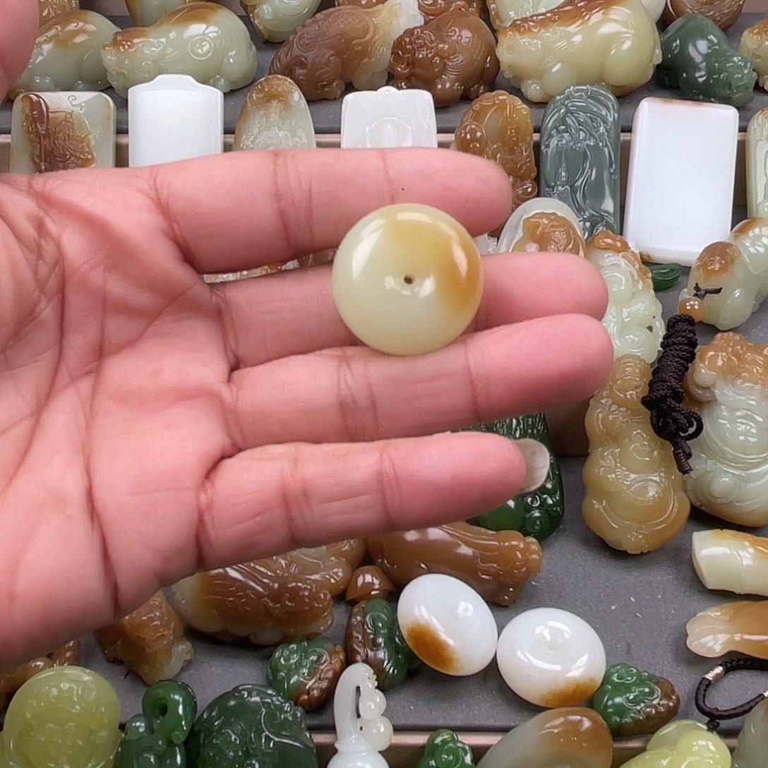 拂***晓和田玉未镶嵌颈饰