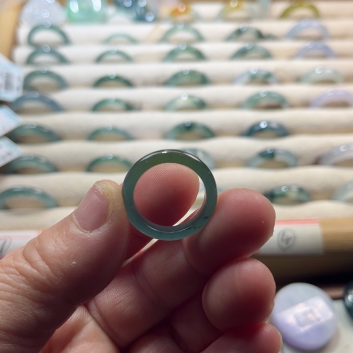 翡翠未镶嵌戒指蓝水