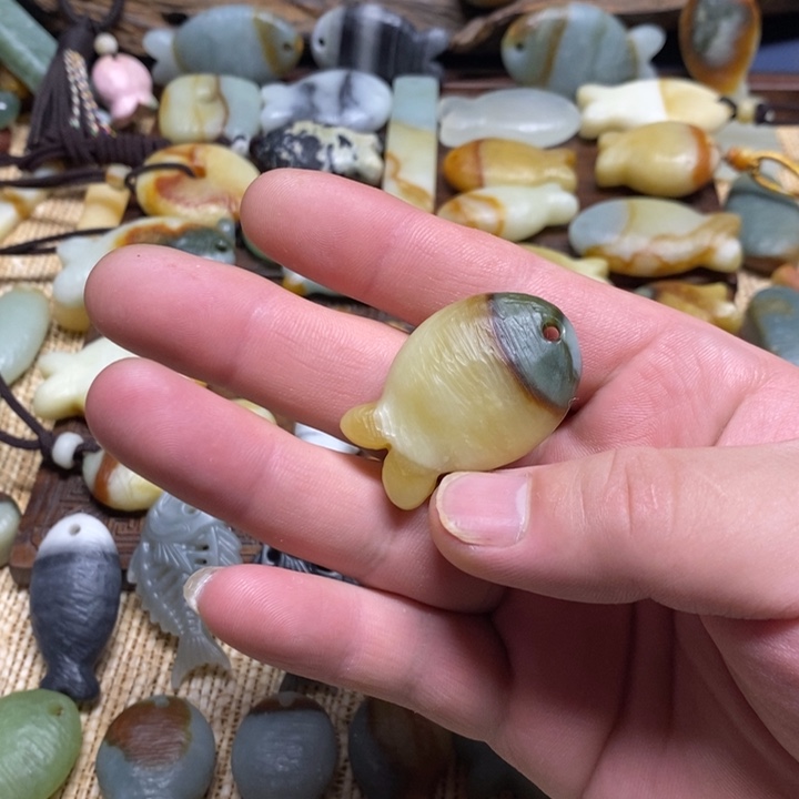 小***飘蛇纹石玉未镶嵌颈饰