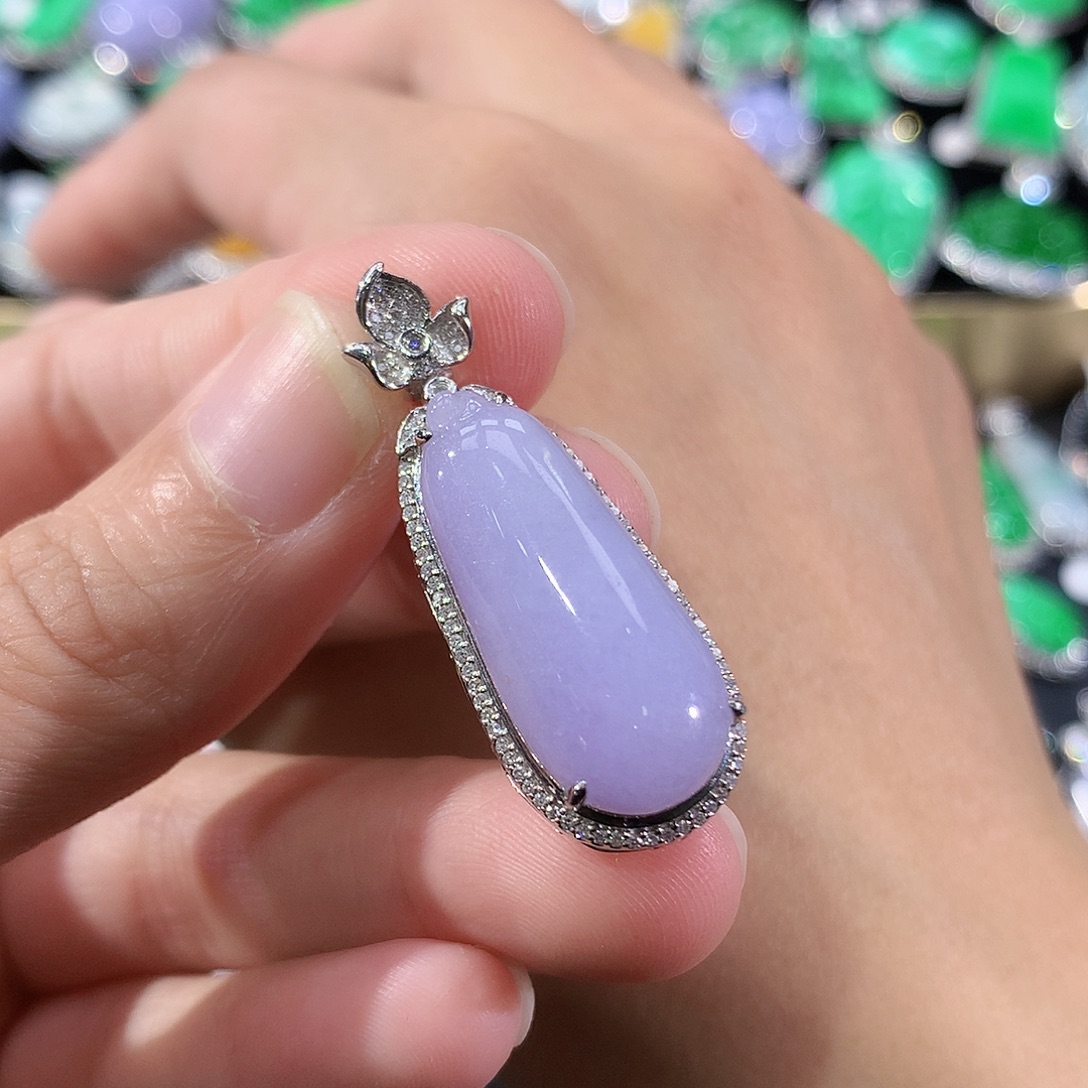 翡翠18K金镶嵌颈饰