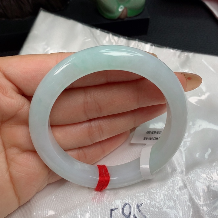 翡翠手镯未镶嵌………….