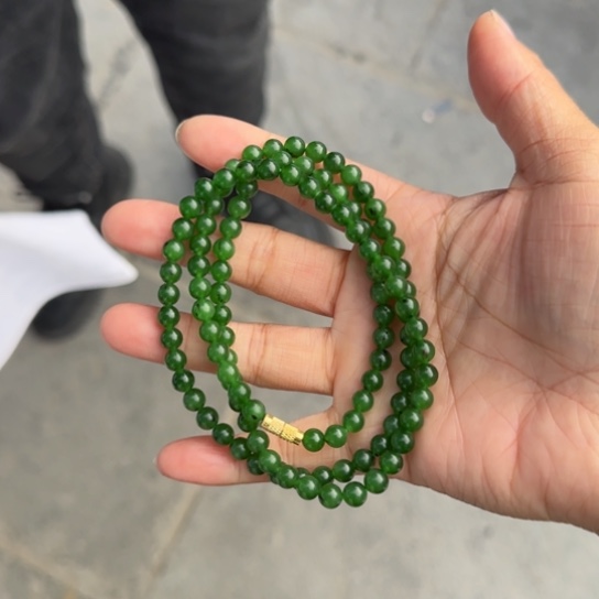 和田玉颈饰未镶嵌俄罗斯碧玉，卡6辣阳绿微点