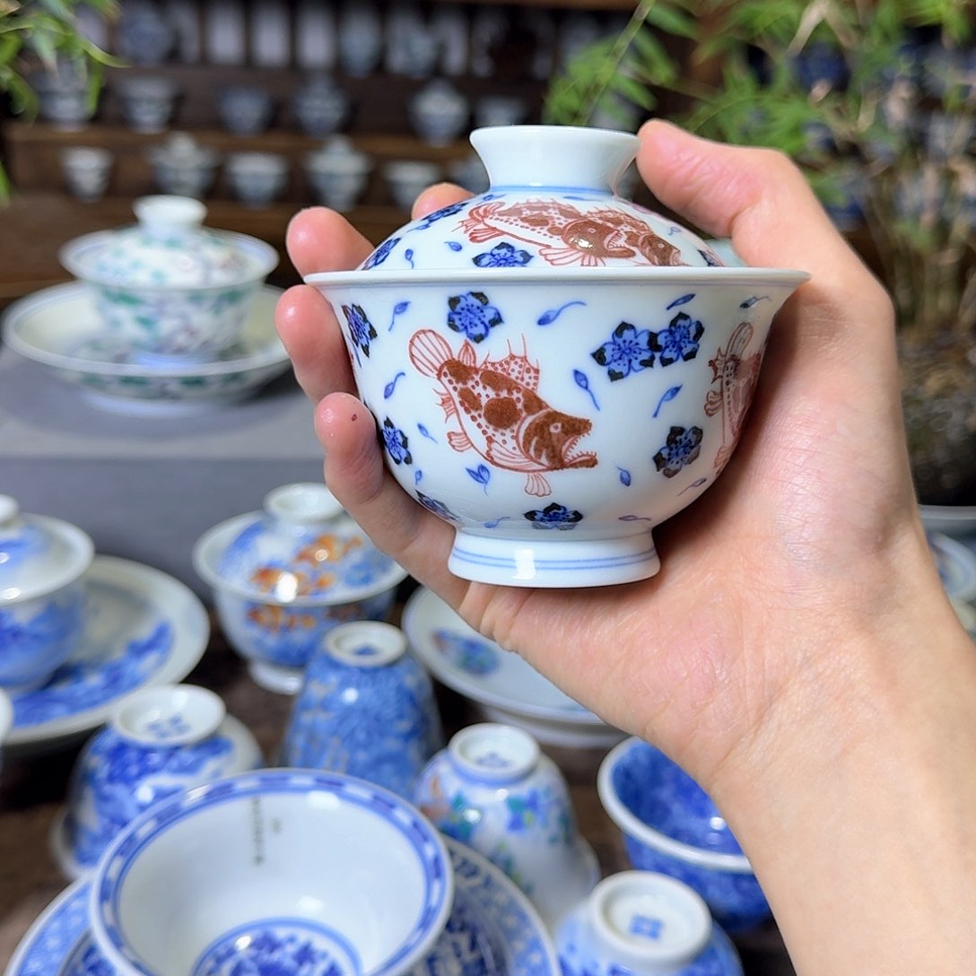 明逸堂青花釉里红桃花鲑鱼盖碗