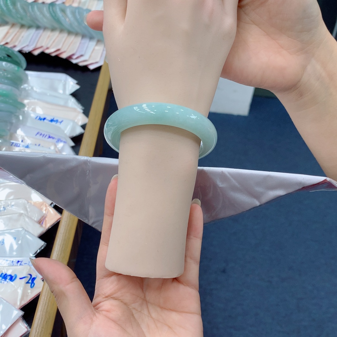 翡翠未镶嵌手镯48小时