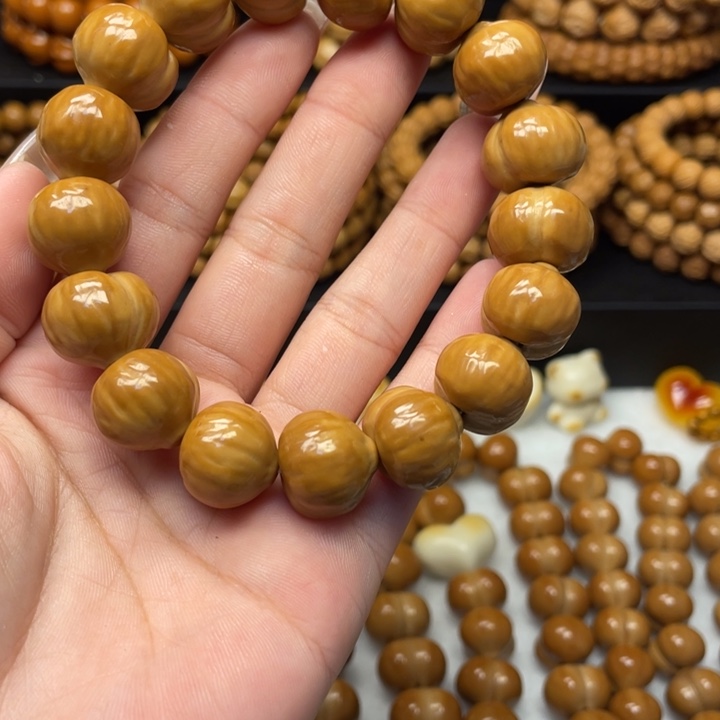 布***光吊坠猴头核桃微瑕屁桃