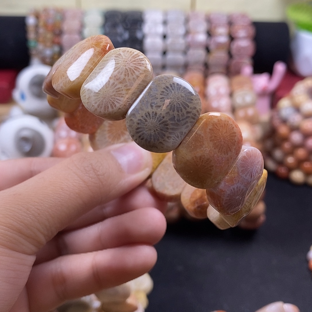 静***硅化珊瑚（珊瑚玉）未镶嵌手牌