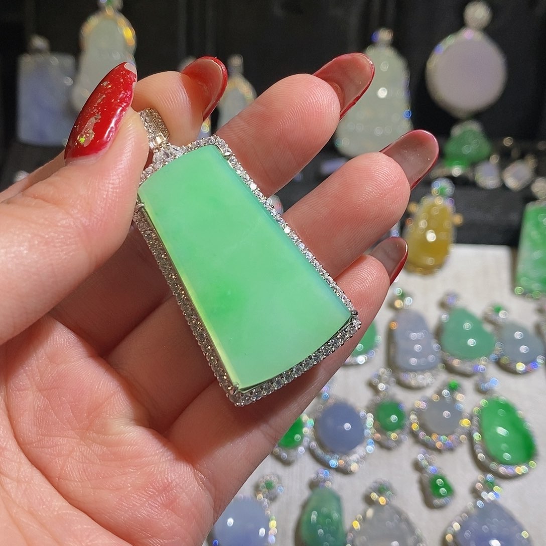 翡翠颈饰银S925镶嵌。*？天然翡翠