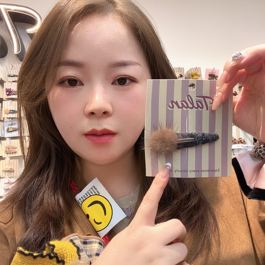 布艺铁合金咖色毛球掰掰夹