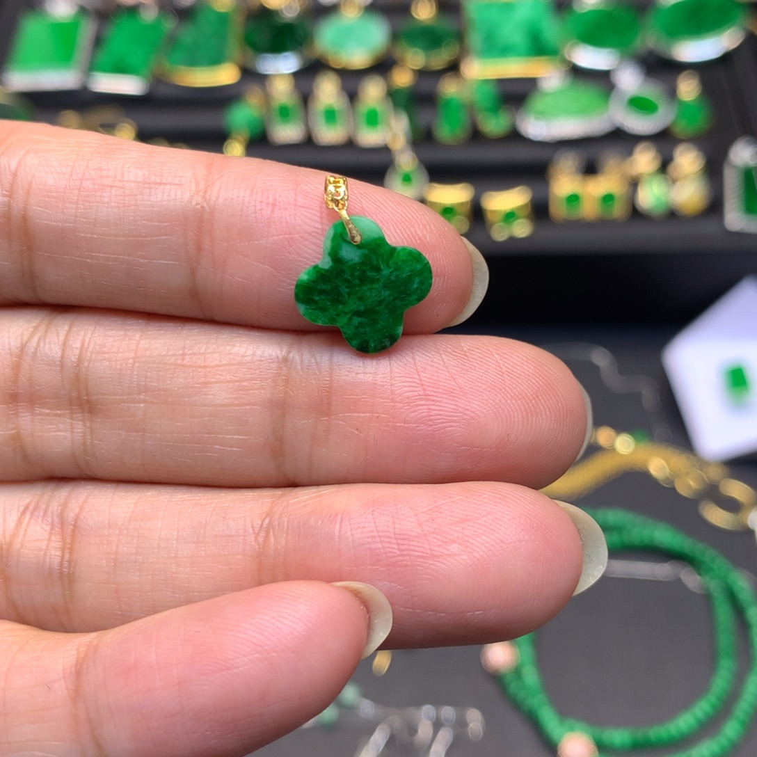 用***8翡翠18K金镶嵌颈饰有纹