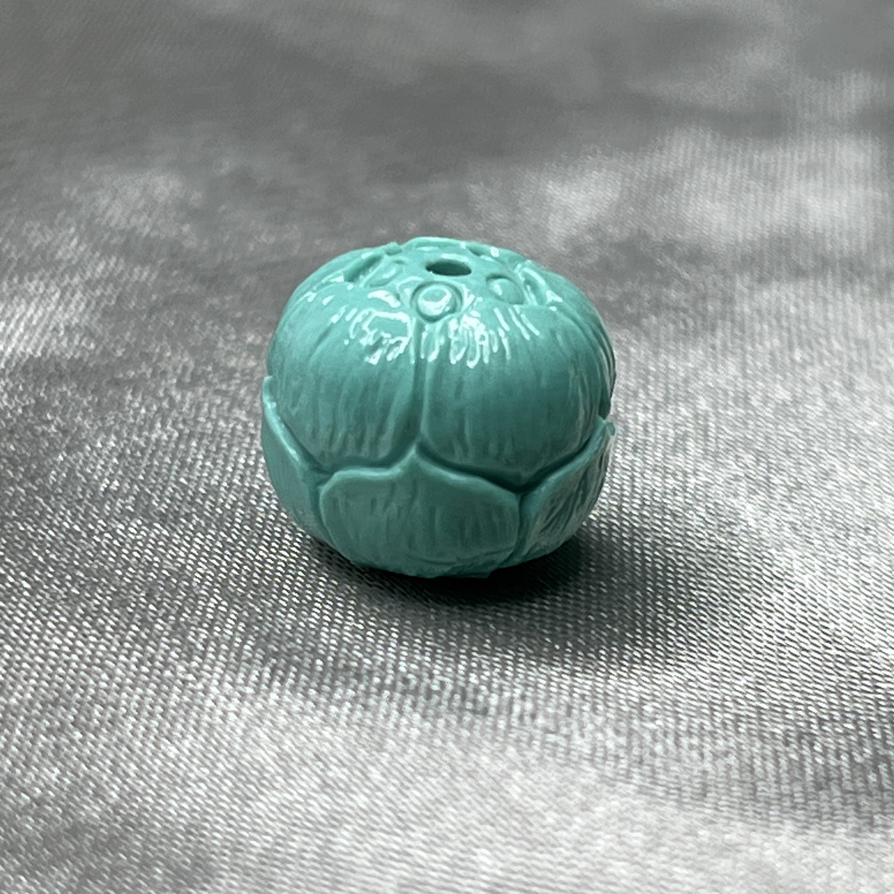 高品质绿松石玉化绿料莲花珠，无瑕疵，顶瓷，尺寸11.5x10mm重2.15克