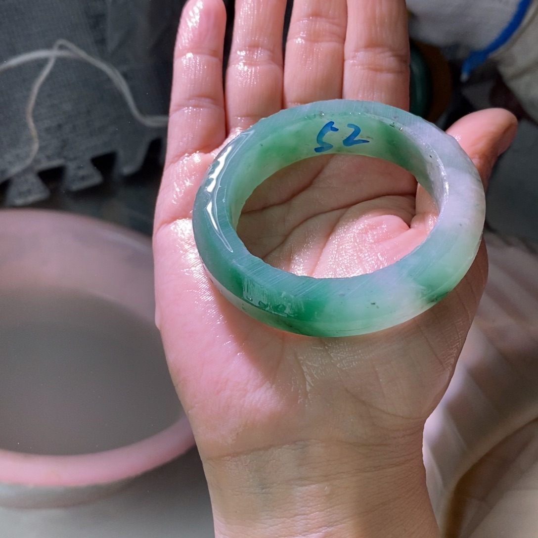 女***子石英质玉（非洲翠）未镶嵌手镯定制