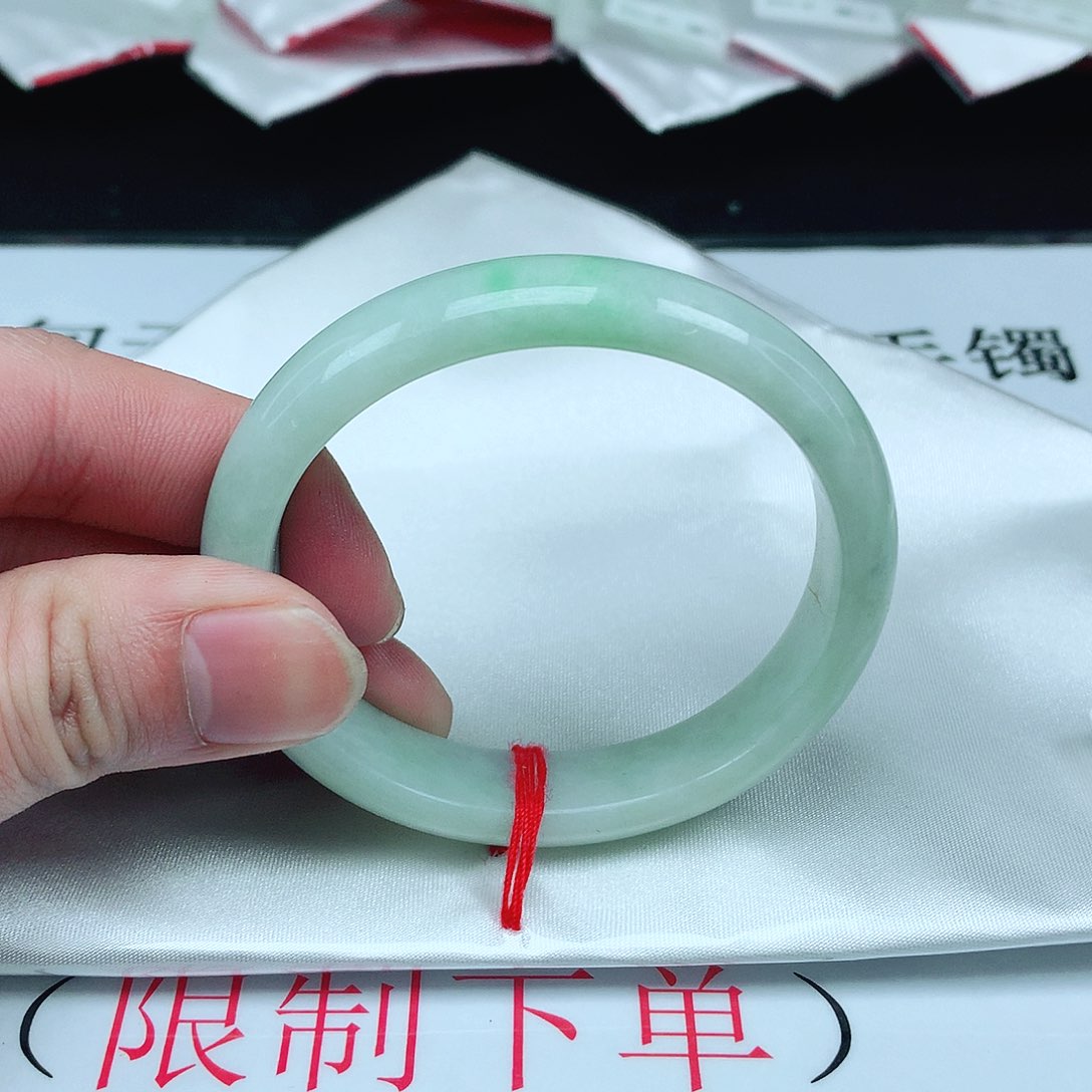 翡翠手镯未镶嵌圈55贵