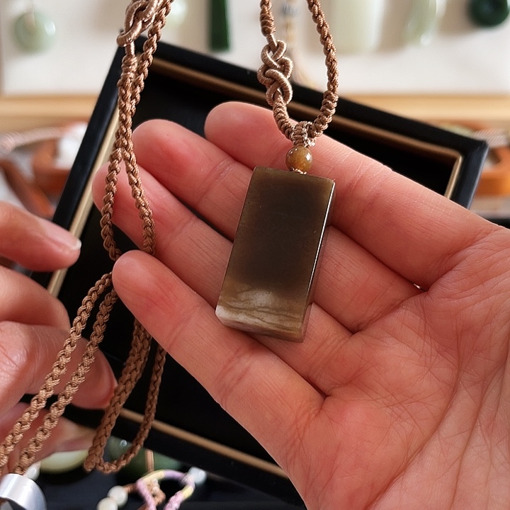 ****颜和田玉未镶嵌颈饰