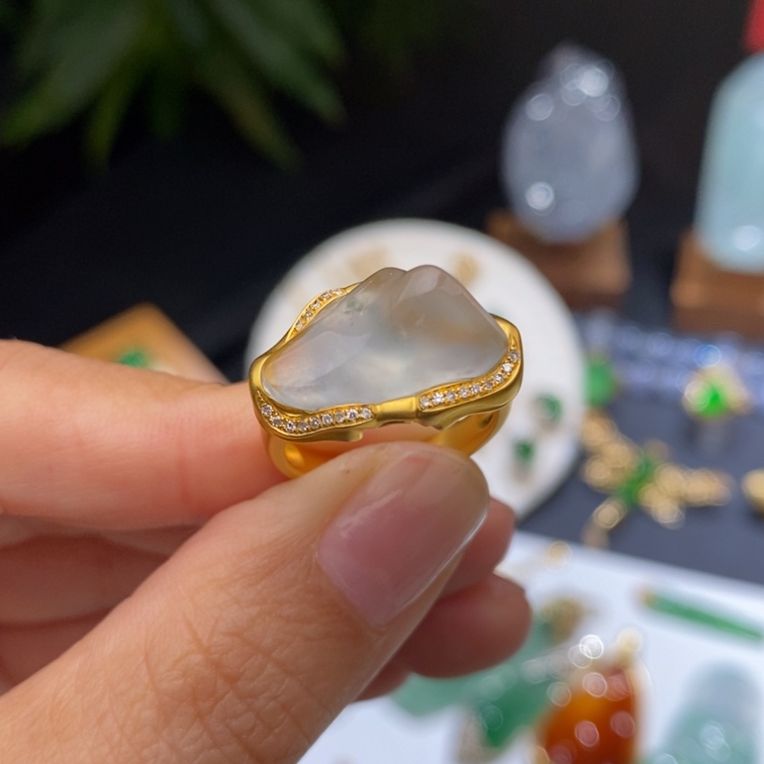 翡翠戒指18K金镶嵌远山