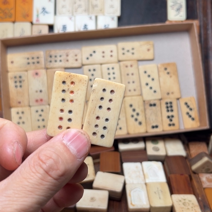 历***国实心竹雕刻手把件