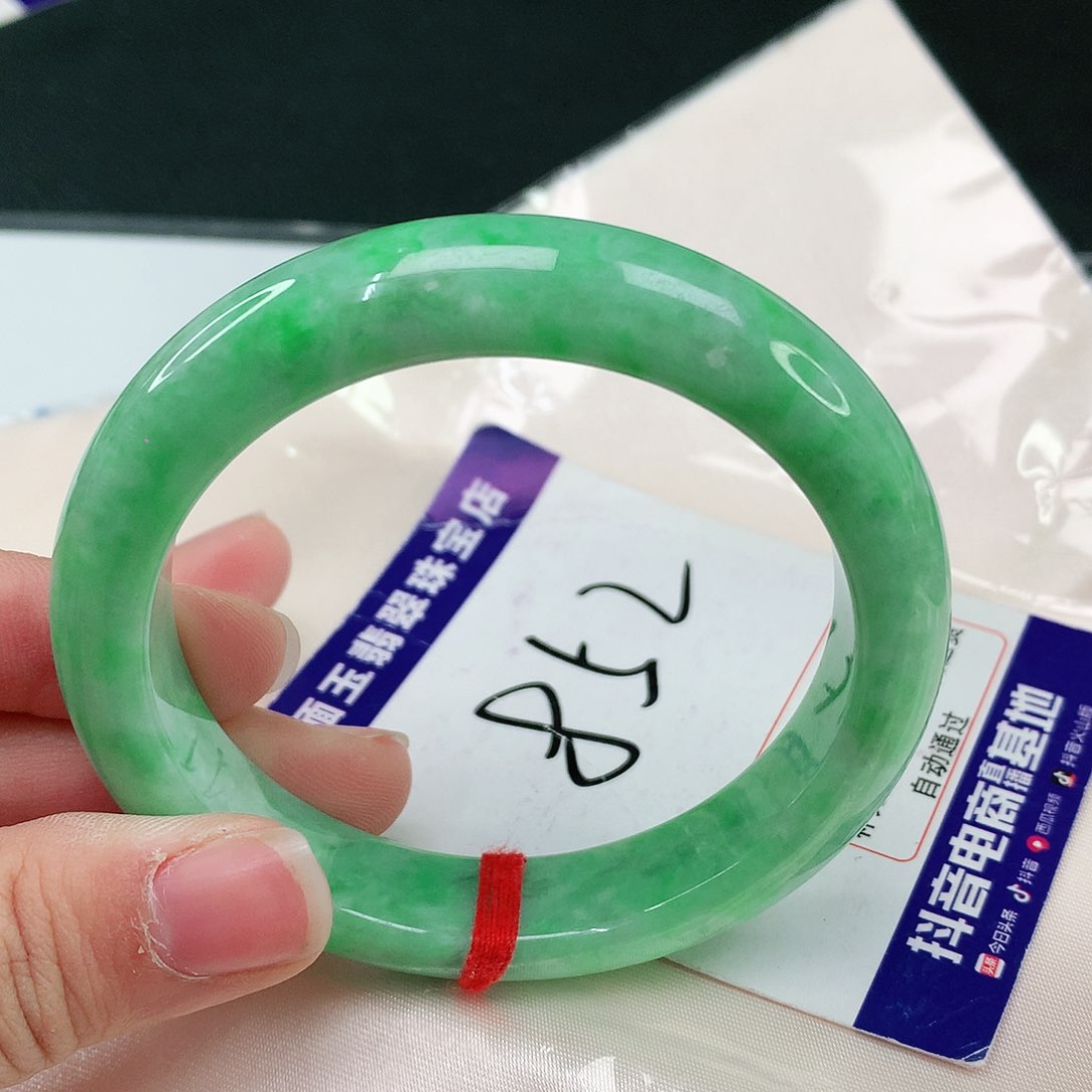 翡翠手镯未镶嵌翡翠