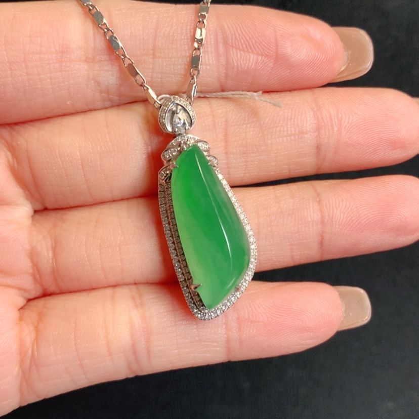 【闪购商品】颈饰18K金镶嵌翡翠随形戒面