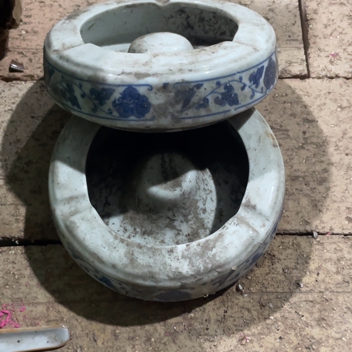 盘子碗都有好便宜。 