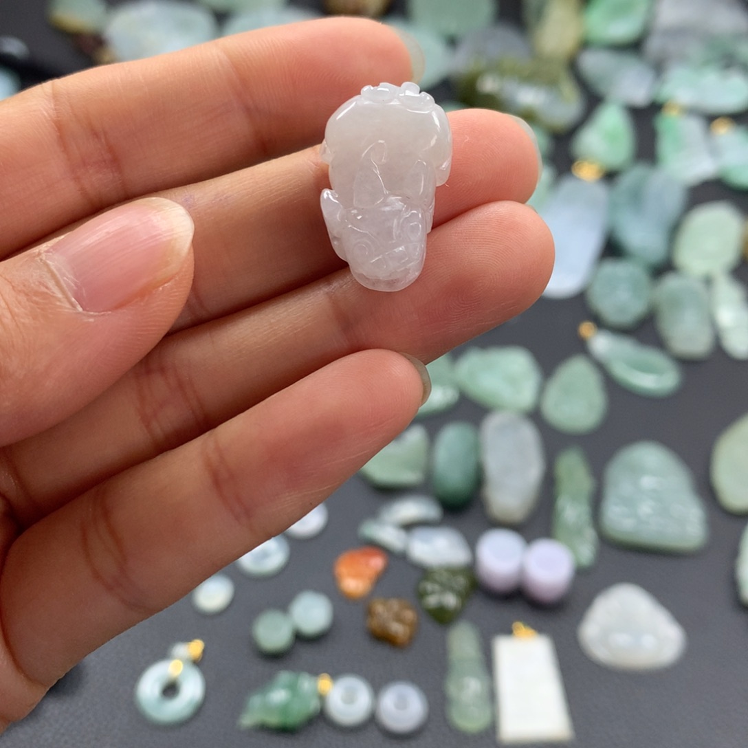 翡翠颈饰未镶嵌貔貅