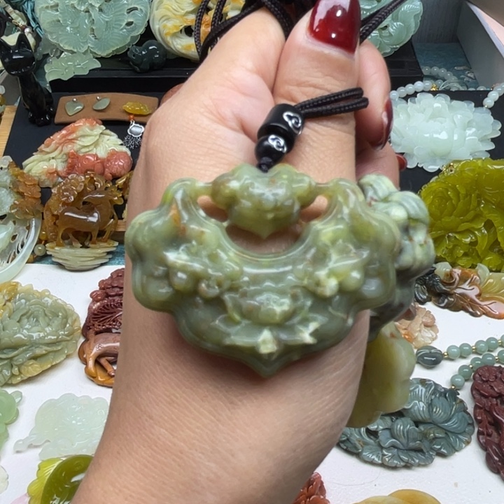 蛇纹石玉未镶嵌颈饰