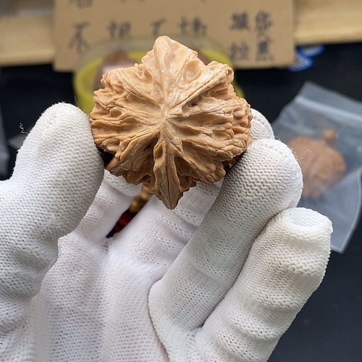 佛***g文玩核桃吊坠瑕疵不退不换