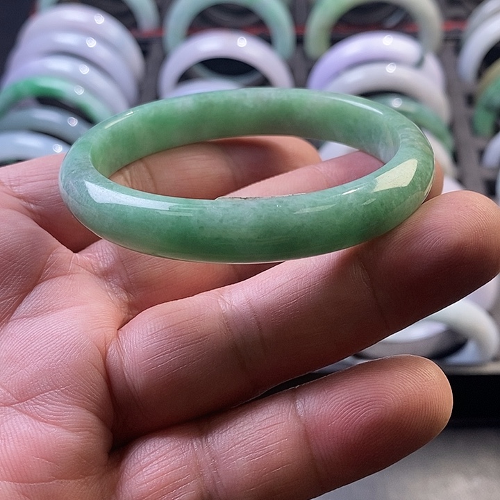 翡翠未镶嵌手镯7、贵妃