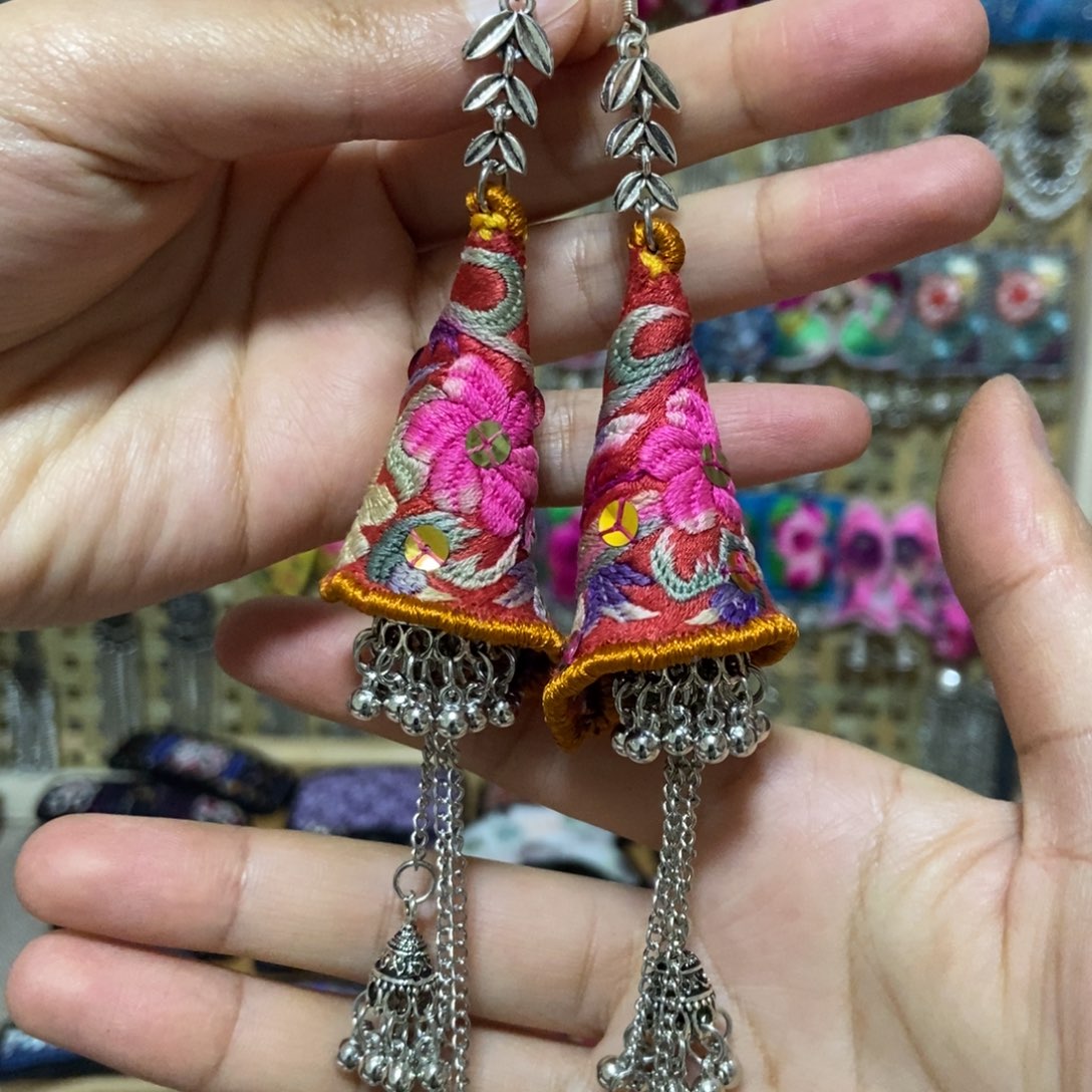 织绣耳环。    耳环