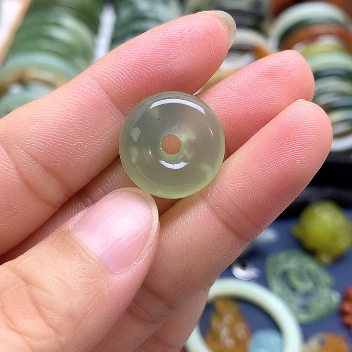 蛇纹石玉挂件未镶嵌