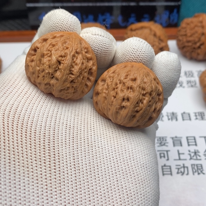 +***7把件文玩核桃12铁锤