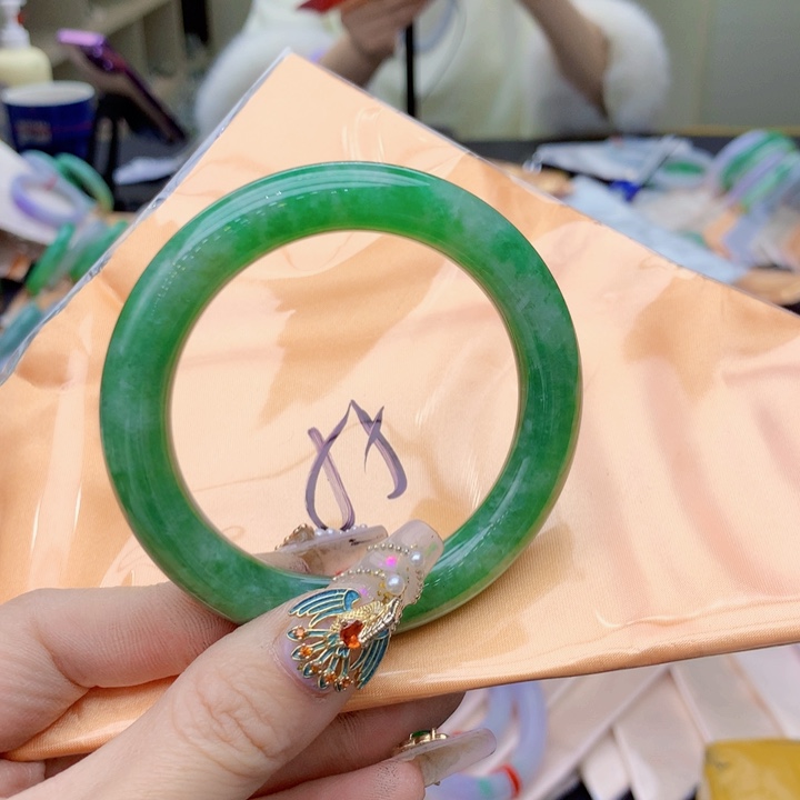 翡翠手镯未镶嵌翡翠手镯