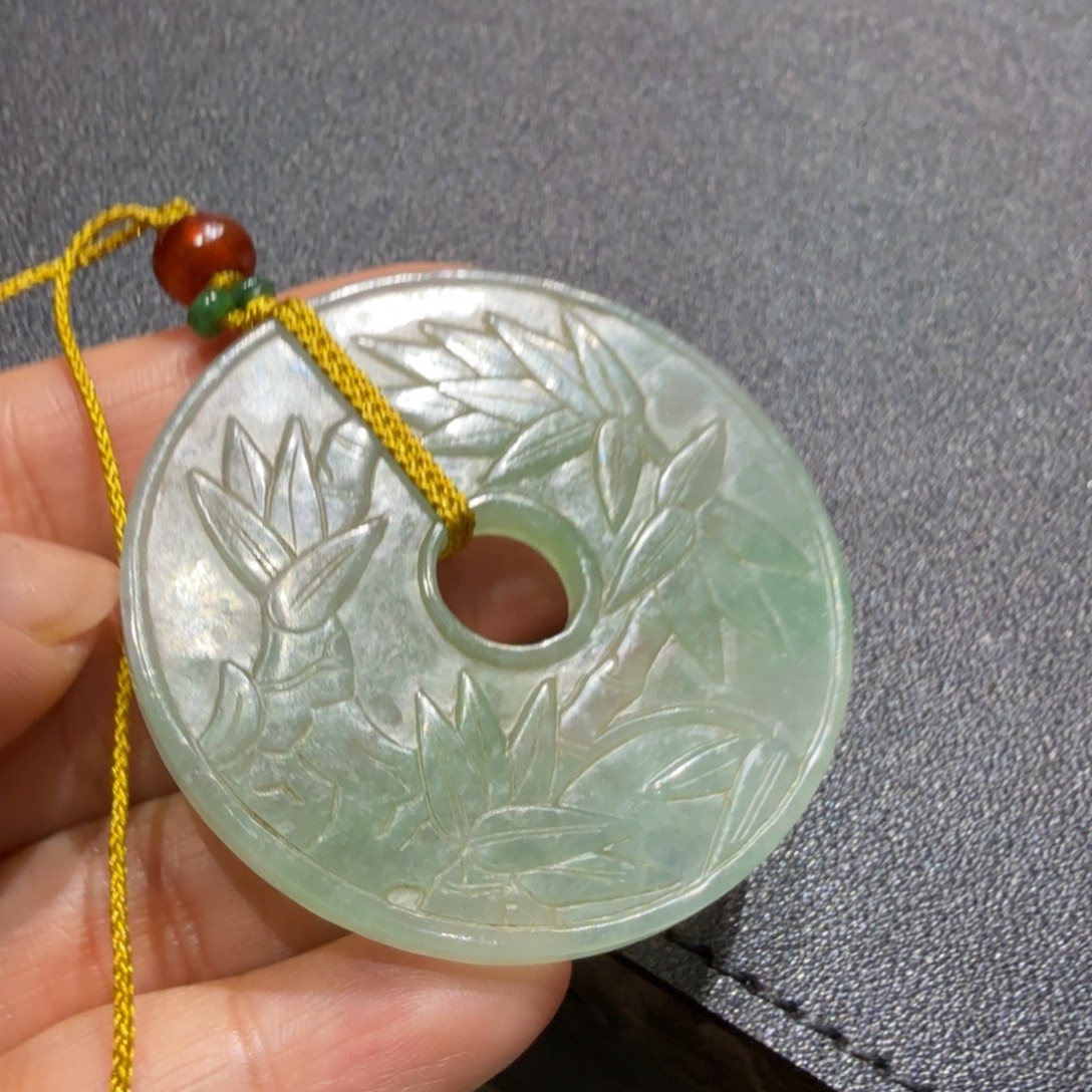 翡翠未镶嵌颈饰祝福