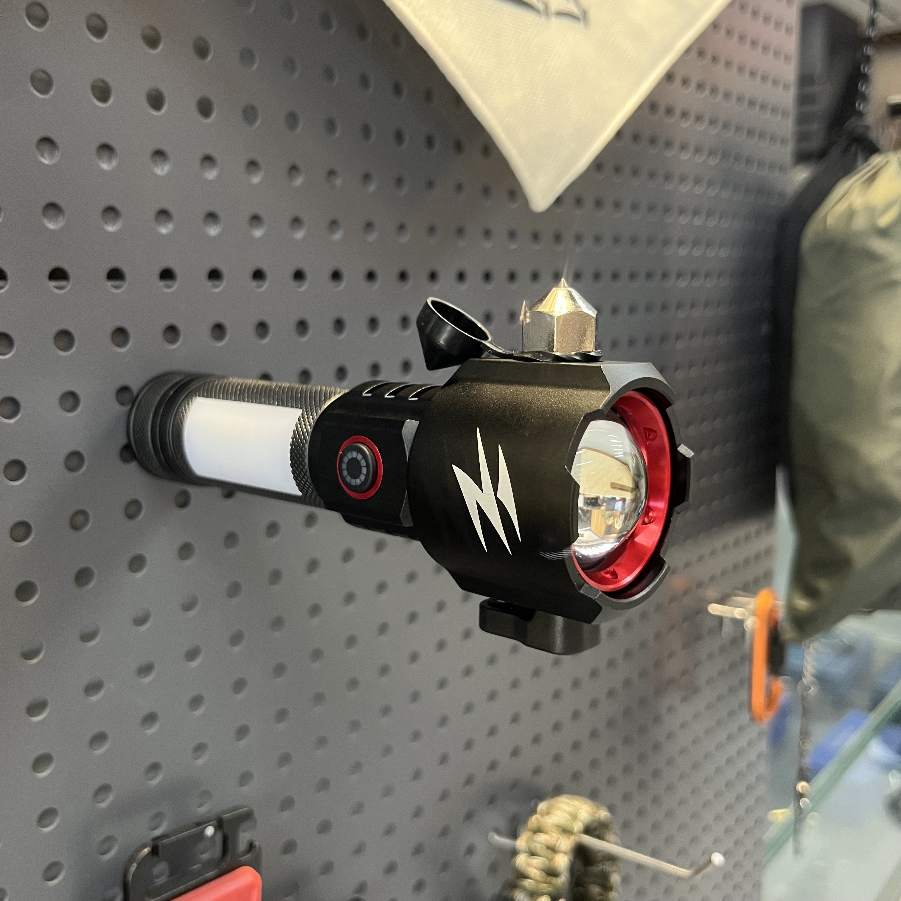 A071 多功能应急安全锤手电筒