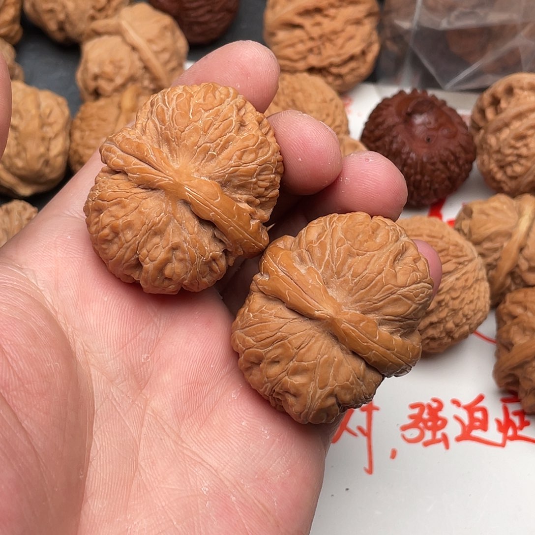 文玩核桃吊坠小**哥元宝