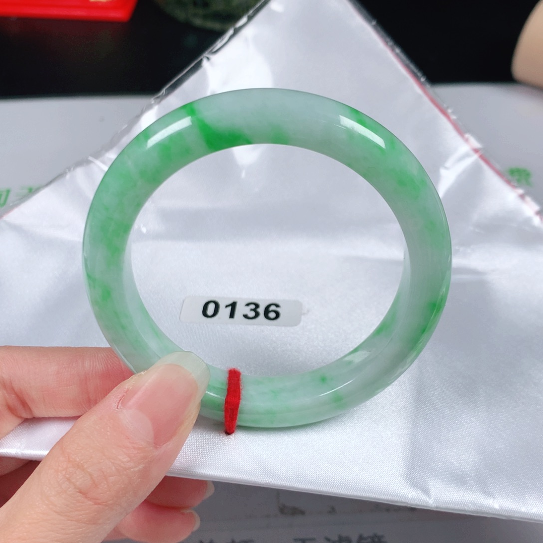 翡翠手镯未镶嵌53圈