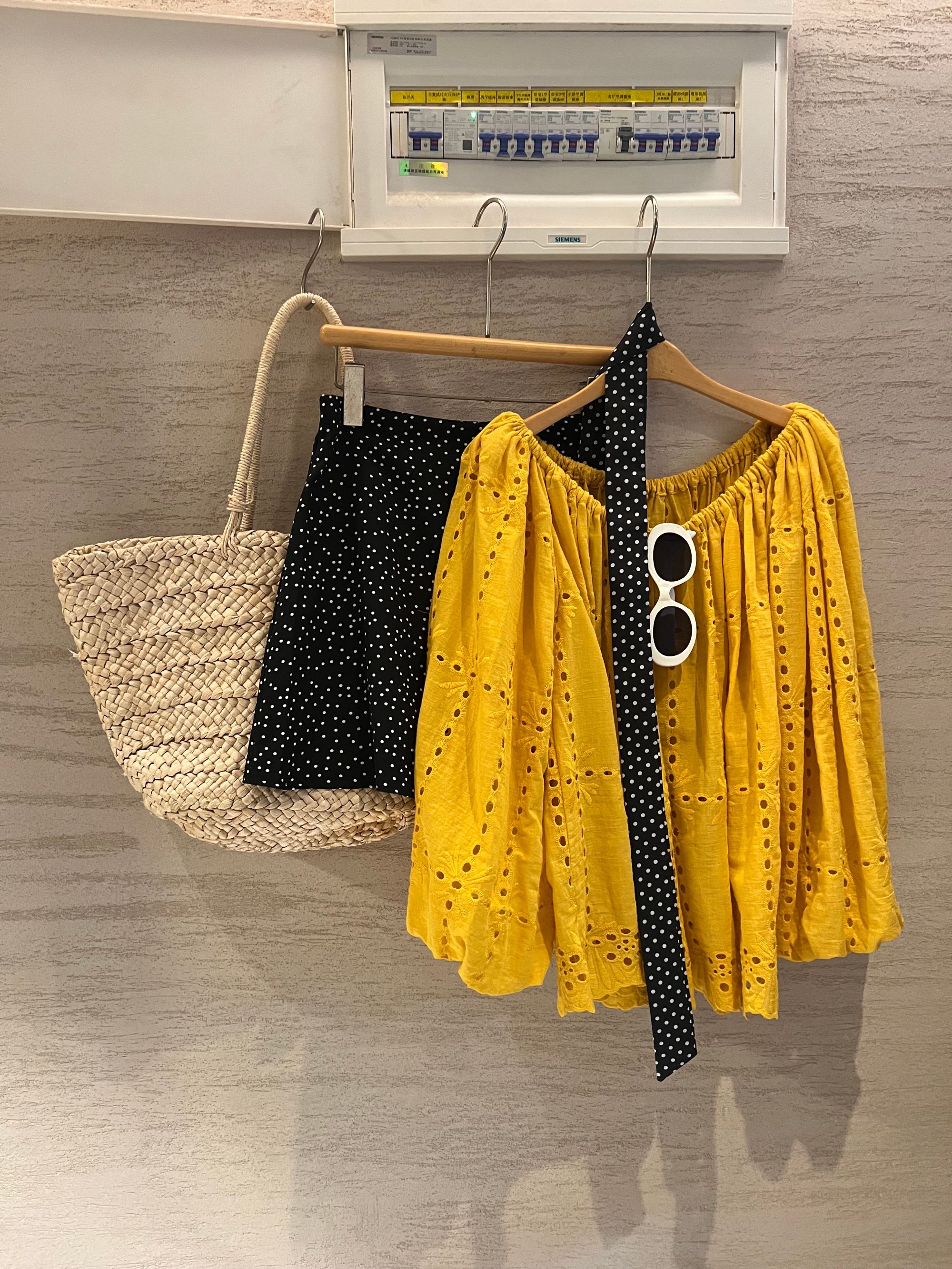 "岁岁无忧“挪威的芒果树绣花松紧一字肩长袖上衣+波点雪纺半身裙