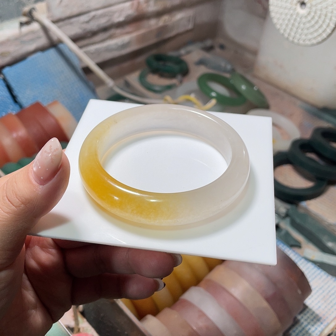 柠****石英质玉未镶嵌手镯定制加工