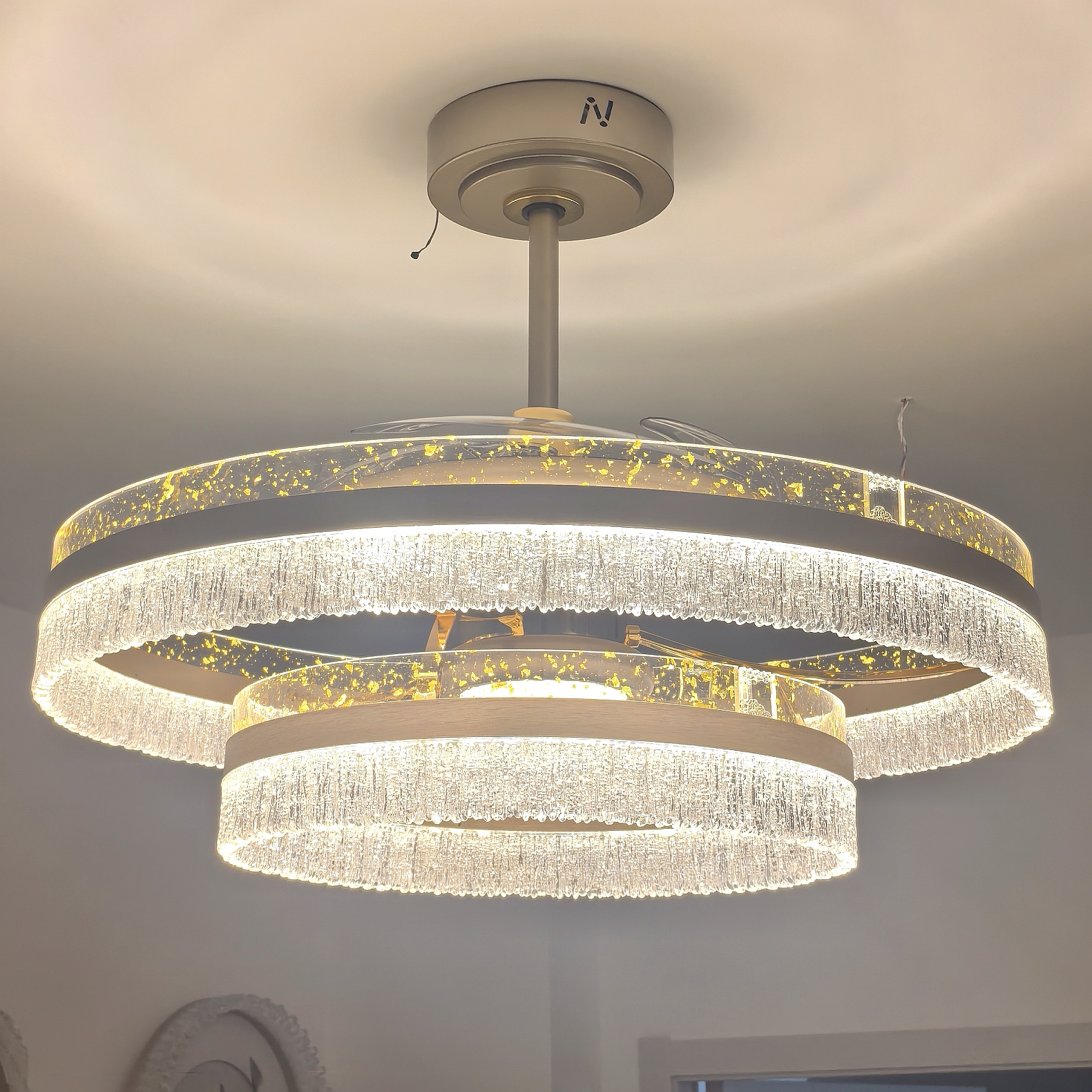 2025新款水晶风扇灯客厅轻奢吸顶风扇灯隐藏扇叶实体店同款中山灯